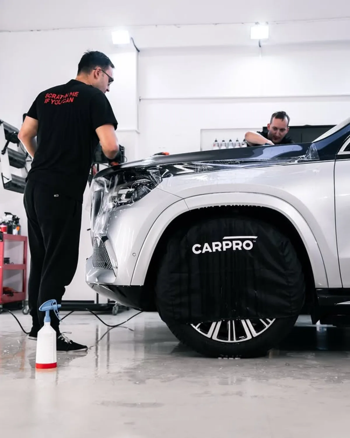 Tím 2JZ Autodetailing aplikuje PPF fóliu na Mercedes-Benz Maybach GLS 600 v štúdiu vo Varíne